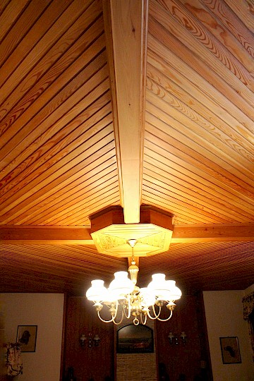 Rivestimento soffitto con perline in legno in una baita.